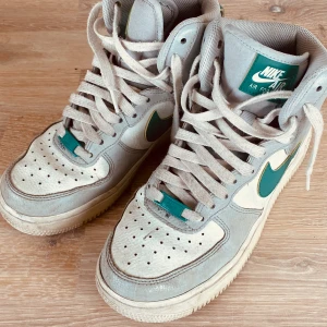 Nike Air höga sneakers, i vitt och grönt, stl 37,5 - Jättefina Nike Air höga sneakers, i vitt, grått  och grönt, stl 37,5, sparsamt använda, ingått begagnat skick! 