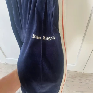 Palm Angels Chenille (M) - Hej, säljer mina Palm angels byxor i det sällsynta materialet Chenille. Byxorna är i storlek M och passar mig som är 180cm lång. Säljes billigt för jag behöver bli av med dom. Säljes för 2000kr