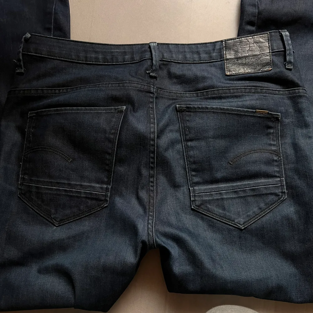Säljer dessa G-star jeans som är low waist och är straight i modellen. Aldrig använda och är i bra skick. Storlek M.. Jeans & Byxor.