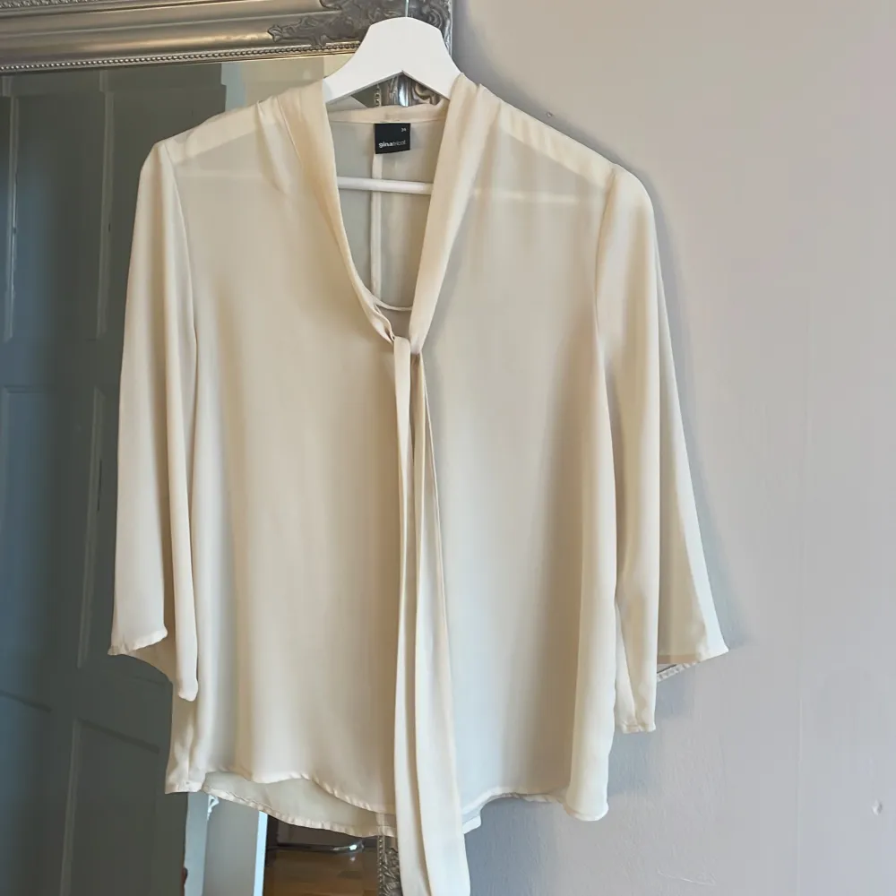 SĂ€ljer min super fina beiga blus, köpt frĂ„n gina tricot, stl 34đ€. Puserot.
