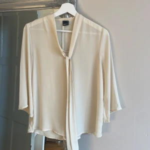 Blus från Gina tricot🩷 - Säljer min super fina beiga blus, köpt från gina tricot, stl 34🤍