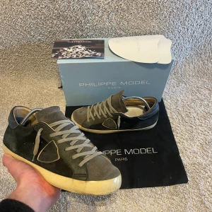 Philippe model skor - Säljer dessa riktigt feta philippe model skorna i en mörk blandnings färg og ingår ej. Skick 8/10 samt att de passar 41
