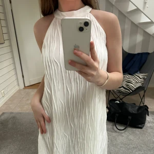 Vit klönning - Säljer denna söta klänning som passar perfekt till studenten☺️