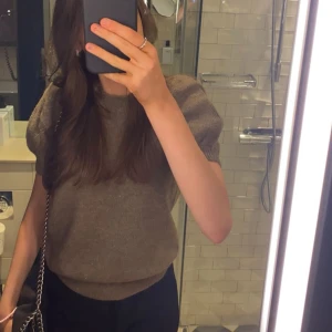 stickad tröja - säljer nu min fina stickade tröja från vero moda🩷Den är använd ca 3 gånger och är i jättefint skick!🩷