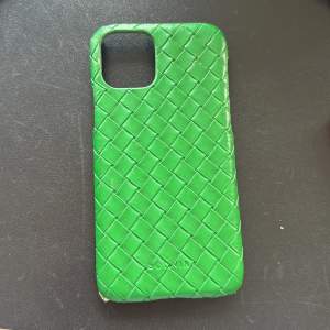 Ett grönt mobilskal från bounir. Passar iPhone 11 pro. Har lite defekter men annars superfint💚