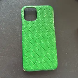 Ett grönt mobilskal från bounir. Passar iPhone 11 pro. Har lite defekter men annars superfint💚