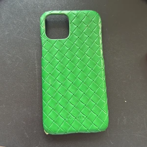 iPhone mobilskal  - Ett grönt mobilskal från bounir. Passar iPhone 11 pro. Har lite defekter men annars superfint💚