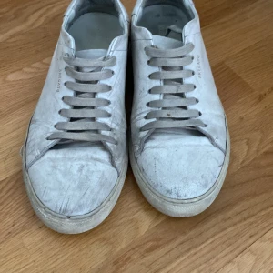 Axel arigato - Säljer mina Axel arigato skor då dom är försmå skick 7/10 då dom e lite slitna nypris 2500