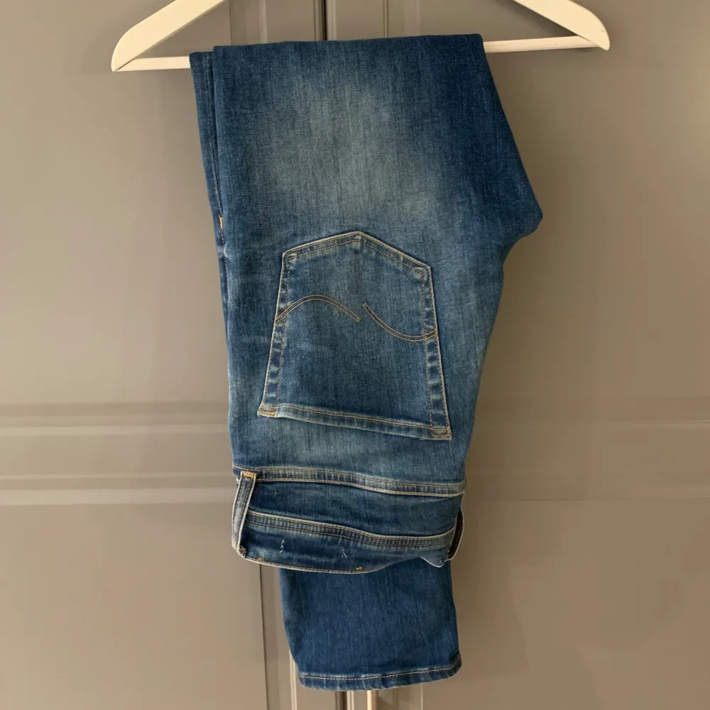 Säljer dessa jeans ifrån jack and Jones i deras egna veriation av replay hyper flex (alltså smått stretch material) | storlek 30/32 kom pm för fitpic . Jeans & Byxor.