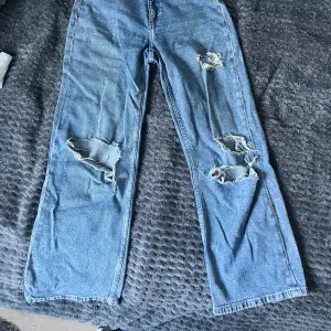 Säljer ett par wide leg jeans! Säljer de på grund av att de är för små för mig. De är använda fast fortfarande i bra skick som man kan se på bilderna!💞 skriv innan köp och via frågor!