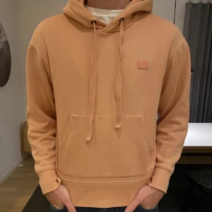 Acne Studios hoodie - Säljer nu denna feta Acne Studios hoodie i en fet färg! Hoodien är i fint skick och har inga skavanker - Nypris: 4500 kr - Storlek: XS men sitter som en S - Hör av er vid minsta fråga eller fundering :)