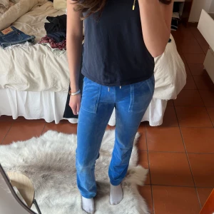 juicy couture byxor - super fina juicy couture byxor i bra skick! inga defekter alls vad jag vet. köpta för ungefär två år sen men knappt använda. i längden passar de perfekt och jag är 170cm. köpta på deras hemsida, kan leta efter kvitto. nypris 1200kr, fler frågor i dm❤️