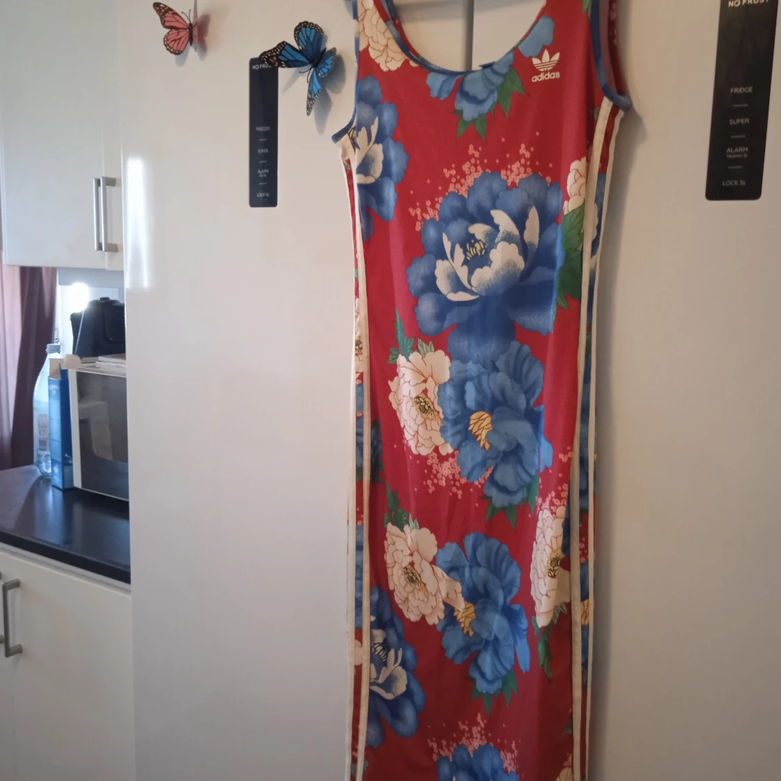 Jättefin adidasklänning