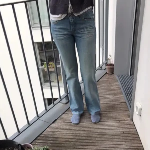 ZADIG&VOLTAIRE JEANS - Säljer dessa supersnygga jeans från zadig som jag tyvärr råkade spräcka (därav priset) 🥲.  Köpta från Vestiaire Collective för 670kr, där är även de två förata bilderna från! PRISET ÄR DISKUTERBART!!!