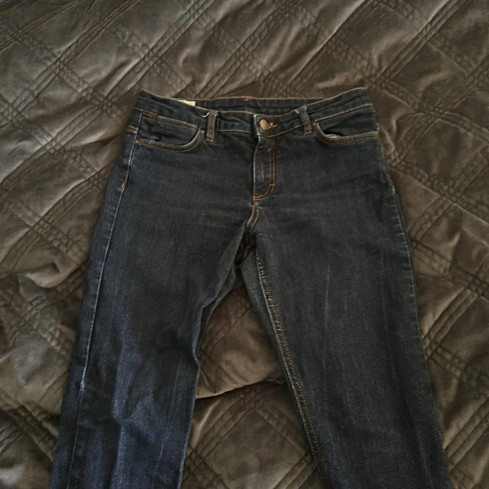 Ett par feta jeans i snygg blå färg och väldigt snygga till sommarn . Jeans & Byxor.
