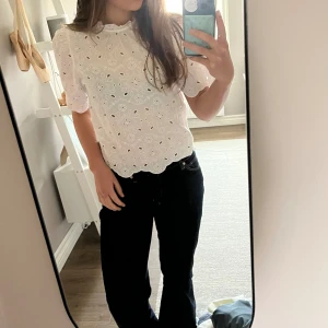 Kortärmad vit blus - Supersöt kortärmad blus från Lindex! Helt ny med prislappen kvar, nypris 500kr men säljer för 250kr😇