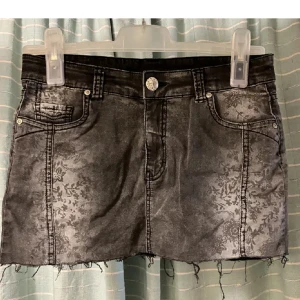 cool miniskirt! - Supercool svart/grå/brun-ish minikjol med snygga detaljer! Denna är i supergottskick men säljer då den är för liten. Midjemått: 37 cm, längd: 28 cm. Det är bara att ställa frågor!💘