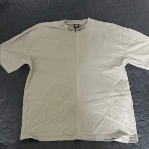 Oversized tshirt med coolt ”Los angeles” tryck på ryggen. Använt men i bra skick 8/10
