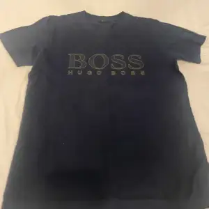 Säljer Hugo boss T-shirt då inte använder längre. Storlek:S