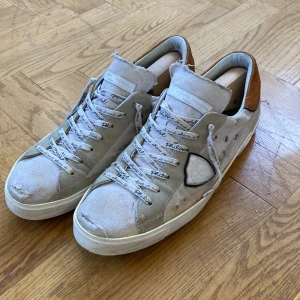 Philippe Model - Tja! Säljer nu dessa Philippe Model skor. Skorna är i ett hyfsat skick men sulan är fortfarande väldigt fin. Perfekta till sommaren! Skicka ett dm om fler bilder önskas. Priset är inte hugget i sten! Slitningarna är del av designen!