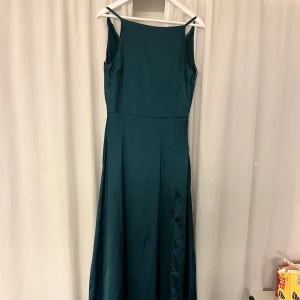 Grön balklänning satin - Storlek 38, använd en gång men syns inte, köpt på bubbleroom och sann i storlek, lite för lång för mig som är 155 men jätte fin klänning. Färgen ser likadan ut i verkligheten. 500:- men kan diskuteras, vill få iväg fort
