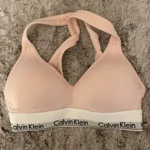 Calvin Klein bh i jätte fin rosa nyans, använd nån gång så jätte fint skick! 