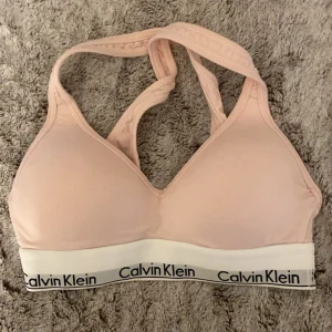 Calvin Klein Bh  - Calvin Klein bh i jätte fin rosa nyans, använd nån gång så jätte fint skick! 
