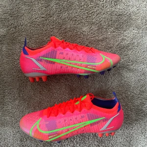 Helt nya Nike Mercurial fotbollskor - -