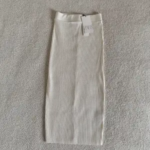 Otroligt snygg ribbad kjol från ZARA. Ny med tags kvar. Köptes med lite damm/smuts på (syns knappt) som förmodligen går bort i tvätt. 🌷