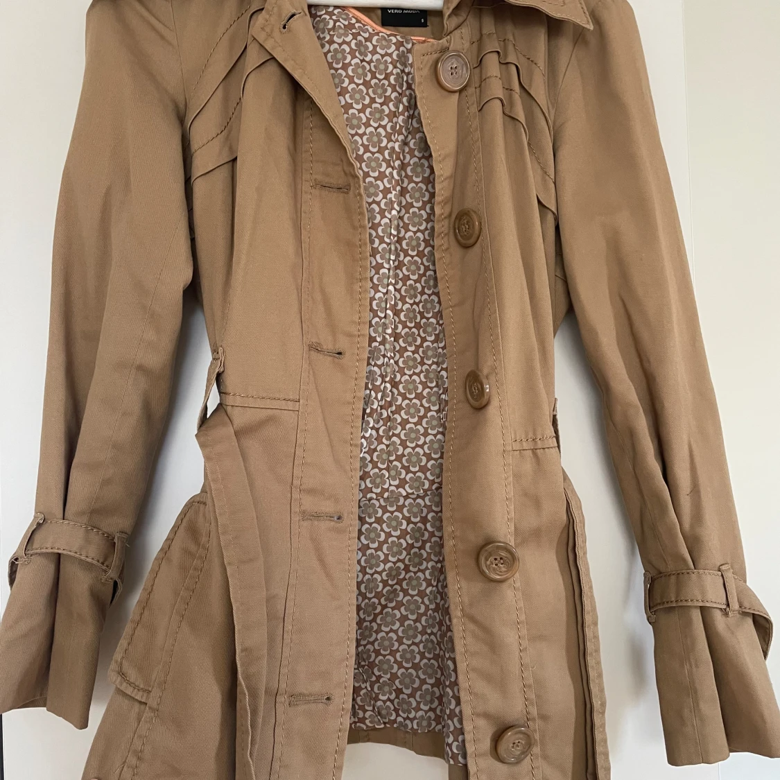 Gullig kort trenchcoat