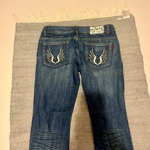 Lågmidjade bootcut jeans  - Lågmidjade bootcut jeans med coola bakfickor. Midjemått 39 cm, innerbenslängd 80 cm. Köp via köp nu❤️