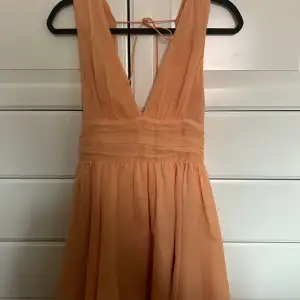 Säljer denna såååå fina klänningen! Använd bara en gång så i princip nyskick 🌺🌺 Har öppen rygg & sååå fin färg  Köpt för 990kr