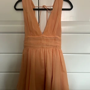 Sommarklänning - Säljer denna såååå fina klänningen! Använd bara en gång så i princip nyskick 🌺🌺 Har öppen rygg & sååå fin färg  Köpt för 990kr