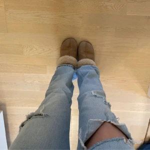 Low waist jeans  - Snygga ljusblåa jeans köpta här på plick som tyvärr inte passade mig, låg midja och skulle säga att dem sitter som xs, 32 eller 34