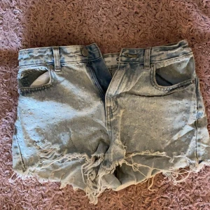 Jeans shorts - Säljer dom här super söta jeans shortsen som är perf inför sommaren👌  