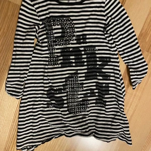 Tröja/tunika strl 122-128 - Säljes i begagnat skick.  Jag är väldigt mån om mina köpare. Skulle du vara missnöjd med ditt köp så ta gärna kontakt med mig innan dåligt omdöme. Så har jag en chans att rätta till det! Katt finns i hemmet (allergivänlig ras).