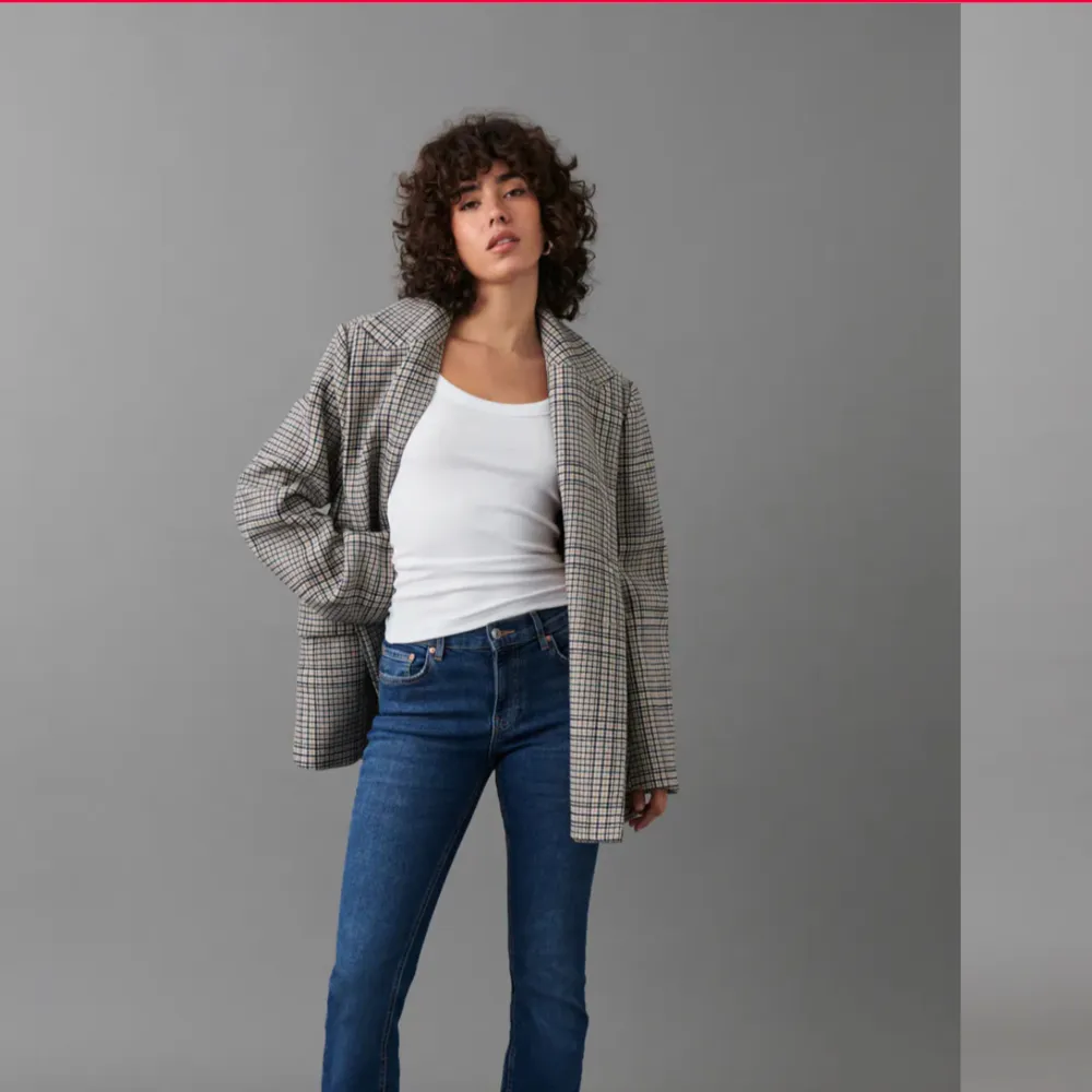 säljer ett par lågmidjade mörkblåa jeans. de är köpta för 500 och inte defekter. Jeans & Byxor.