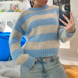 Randig tröja vm🩵 - Säljer denna finis från Vero Moda!🤍🩵 Den är superskön och inte allt för tjock så passar bra till sommarkvällar🐬☀️🌸 Den har blivit litelite nopprig men har bara använt den 3 ggr🩵 Köpt för 400 kr🤍 (De står strl XS men skulle säga att S oxå funkar bra) 