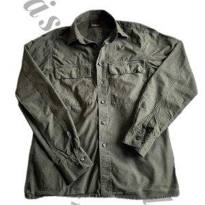 Overshirt - Tjena! Säljer nu denna sjukt snygga overshirt från Oscar Jacobson, perfekt nu till våren! Storlek S. Nypris: 2500, Vårt pris: 850! 🔴Ej hugget i sten🔴den har inga hål eller liknande, och den är i 7-8/10 skick. Hör av dig vid minsta fråga eller så!🤙