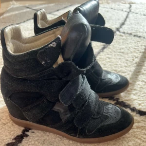 Isabel marant skot - Säljer dessa super snygga och populära Isabel marant skor.