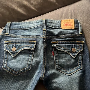Levis Stockholmsstil lowwaist lågmidjade jeans - Superfina jeans med unika fickor från levis. Passar as bra med en mesh genomskinlig leopard spets djurmönster topp! 