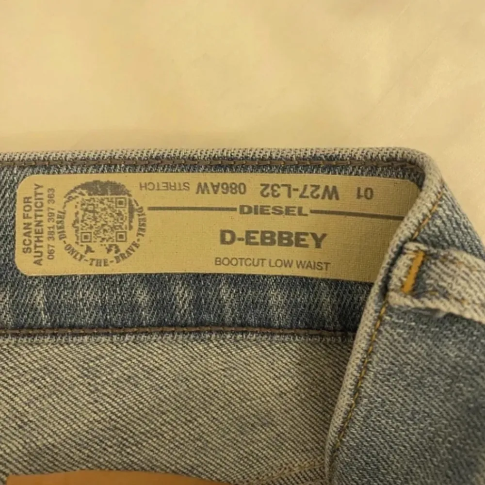 Helt nya D-Ebbey bootcut lowaist diesel jeans, säljer då de inte passade mig💘 Nypris 1500. Jeans & Byxor.