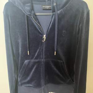 Juicy couture hoodie strl S. Mycket bra skick. Färg night sky( marin blå). Nypris 1300 kr