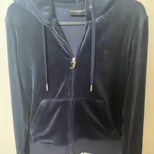 Juicy couture hoodie strl S. Mycket bra skick. Färg night sky( marin blå). Nypris 1300 kr