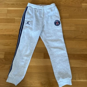Nike Jordan Paris byxor 12-13 år - Köpte för ungefär 800kr använt max 4 gånger säljer då de var för små redan när jag köpte.