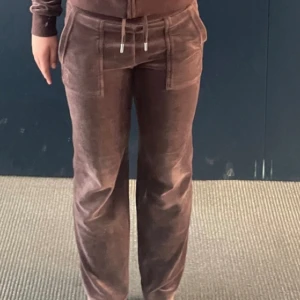 Juciy Couture  - Bra skick! Kortare i benen, dom är 80 cm långa då dom är uppsydda annars normala i storleken