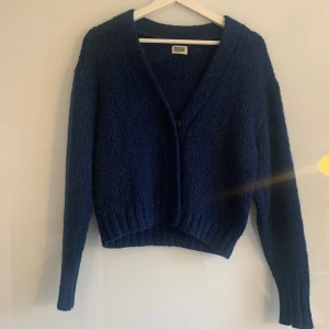 Mörkblå kofta från Weekday  - Så fin! Alpacka och Mohair. Knapps med tre knappar, den översta sitter lite löst men det går lätt att sy fast/ byta till nya som följer med ☺️☺️🤍