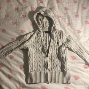 Ralph Lauren zip-up - Jättegullig zipup från Ralph Lauren😊köpt här på plick men den är i ett bra skick🩷storlek XS/XXS, den är ganska liten men supersöt ändå😍
