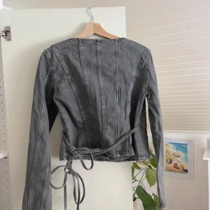 Grå denimtopp  - Fin denimtopp som är oanvänd! Storlek S. Knytning, skriv för frågor!!