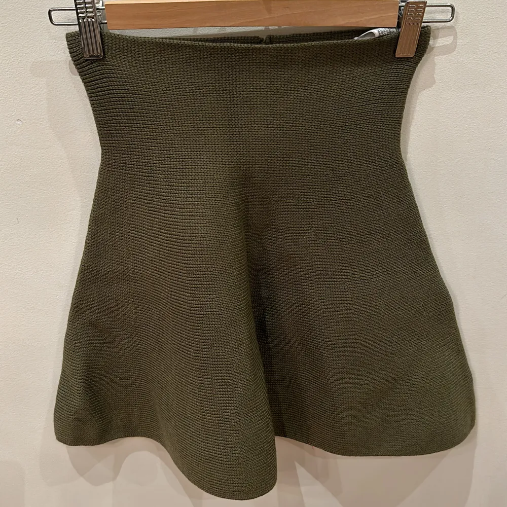 Säljer en militär grön stickad kjol från zara i storlek S.. Kjolar.